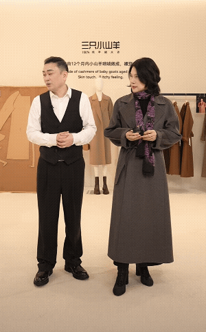 71岁董明珠怎么也没想到，自己在直播间卖大衣，大家关注的不是衣服，而是她的年轻好