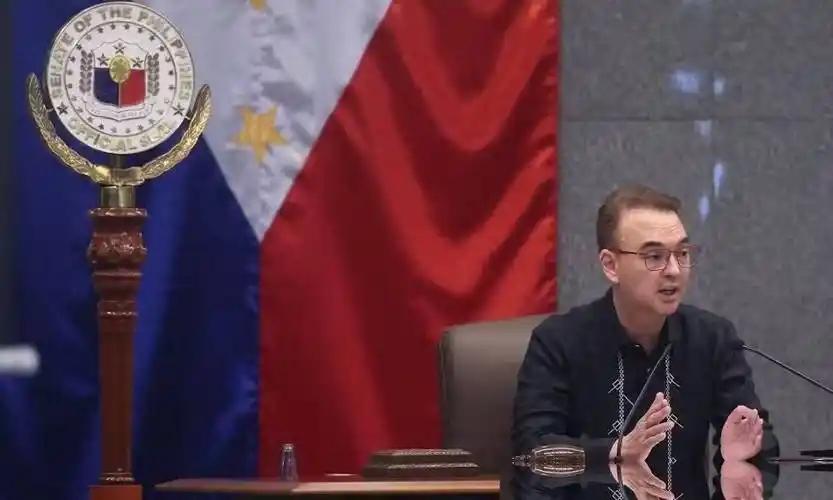 卡耶塔诺在9月1日参议院的那一问，真以为他只是在帮莎拉出气？错了！他质问检方是“