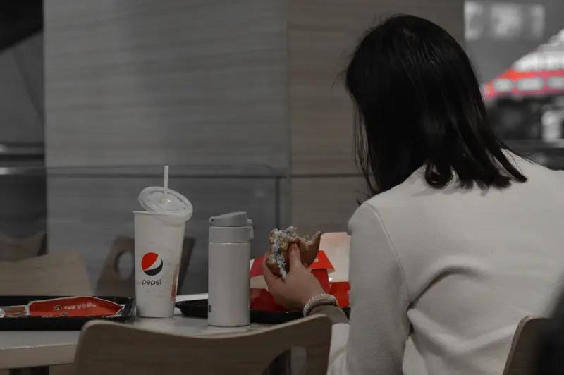 同事靠会说"吃饭"三个词，月薪多了5000！我酸了…上个月部门来了个新人，英
