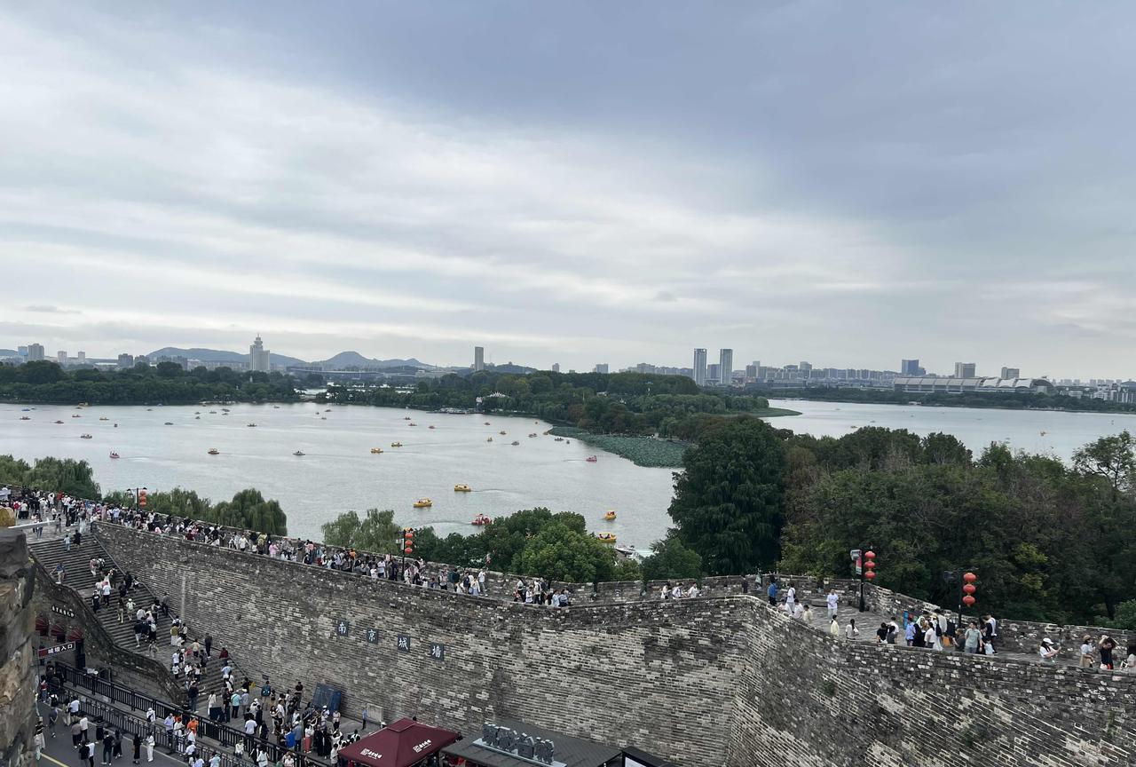 南京机场打出租车去园博园一个宾馆花费228元，同样行程打网约车75元，南京网约车