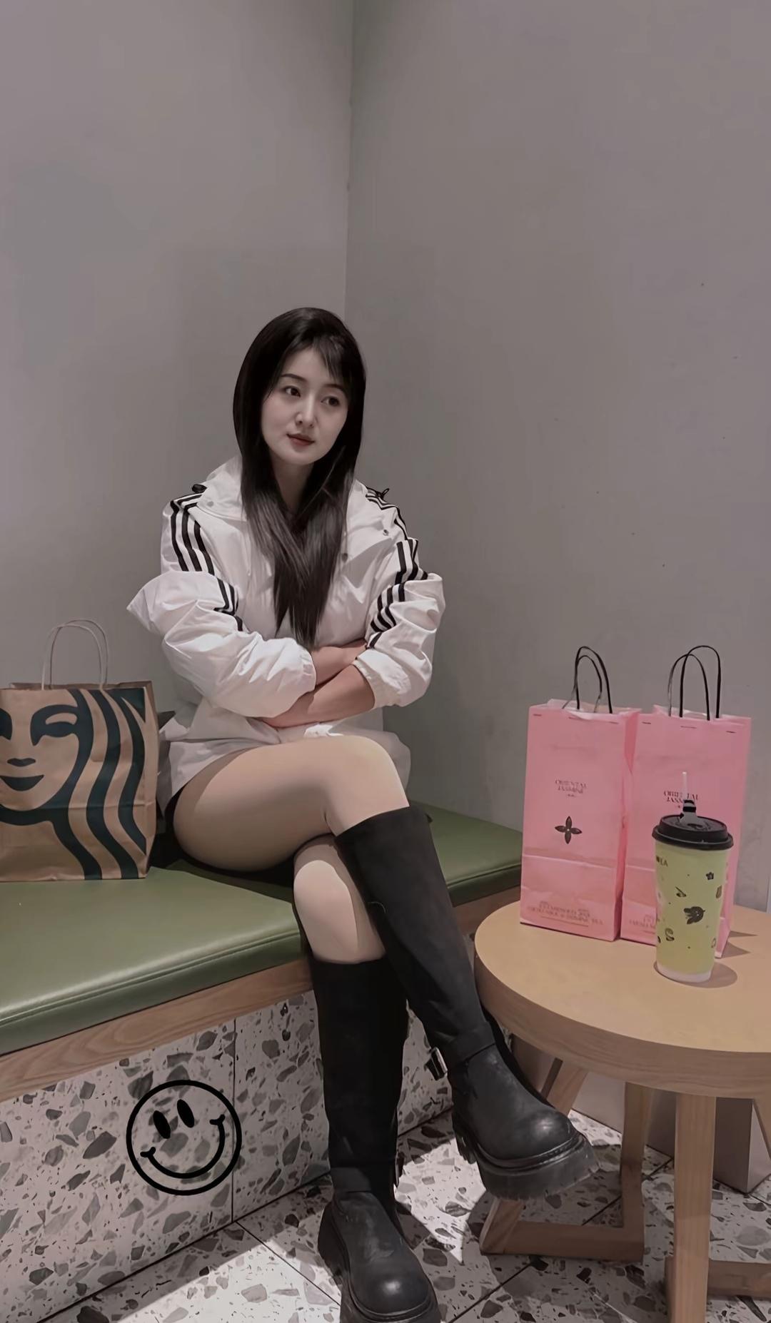 悠闲的午后，一杯咖啡，两袋好物，享受宁静时光。