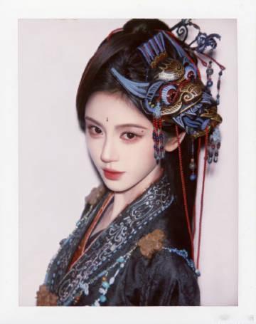 鞠婧祎一面覆神面一面见本心厚重华丽神面遮挡不住眉眼锐利风骨，鞠婧祎苏绿夏古风穿搭