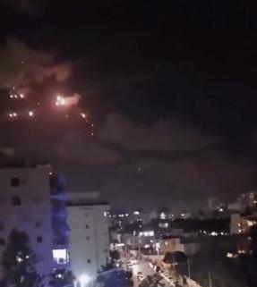 波斯“快递”昨晚又准时送达特拉维夫，左边集束弹散出美丽的烟火，右边另一枚导弹炸出