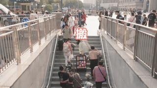 张佳宁单手拖半人高行李箱爬楼梯佳宁在《过家家》里太拼了！单手拖着半人高的行李箱