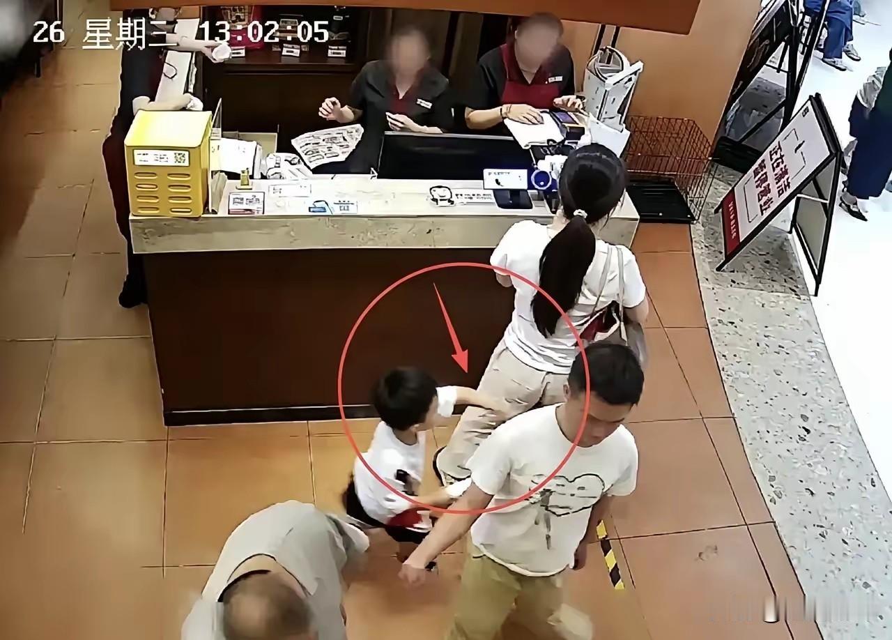 长沙餐厅那个4岁男童的事，很多人看完监控都觉得离谱。明明是非一眼能看清，为啥反