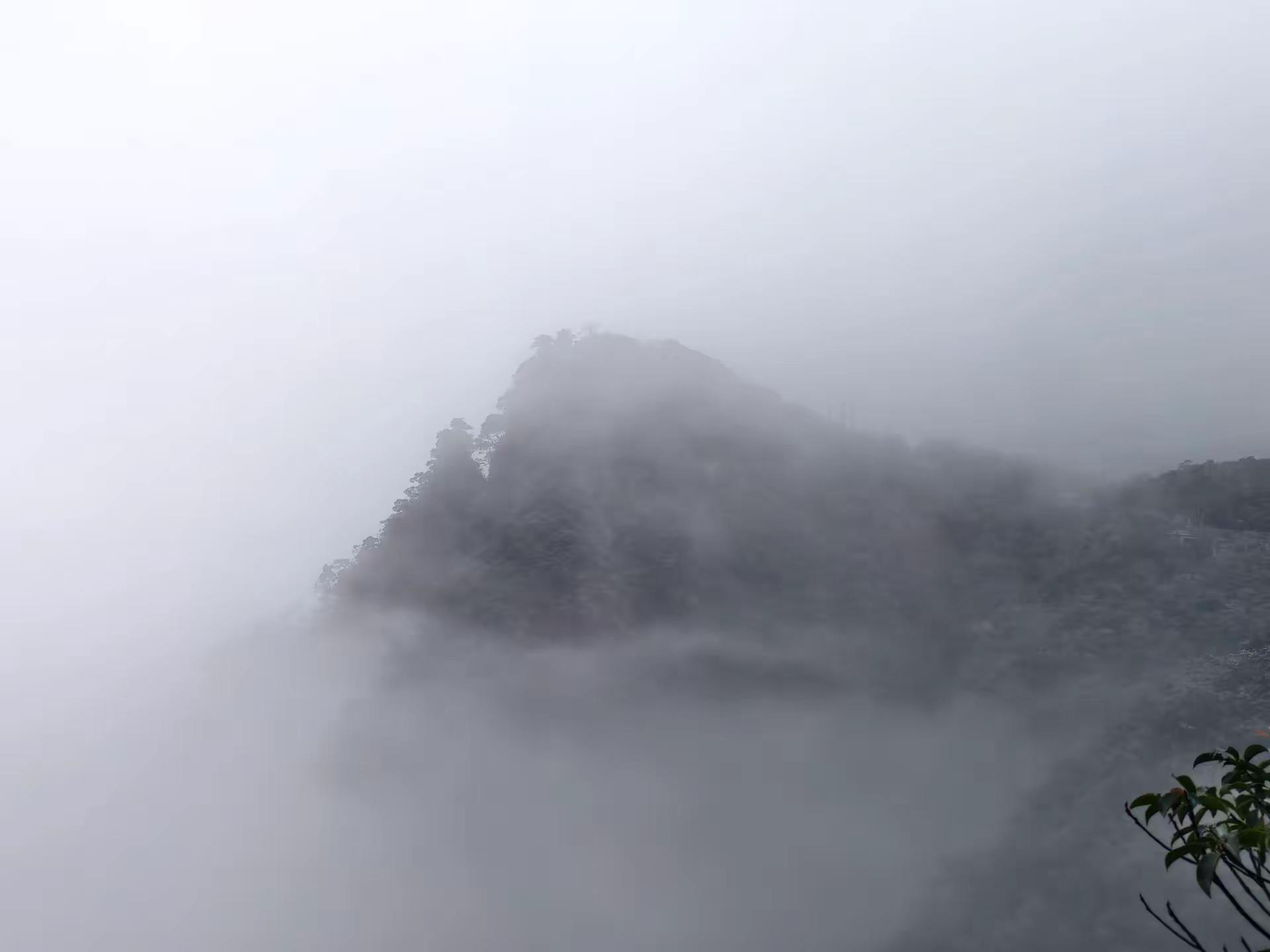 国庆自驾莽山，沿途雾山美景太治愈26。🌿国庆自驾出行，沿途中遇到云遮雾绕的莽山，景色美得让人挪不开
