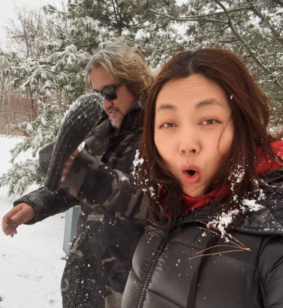 王茜华身穿黑色羽绒服头戴黑色毛线帽搭配红色围巾，留着中长发型，素颜亮相，还是那