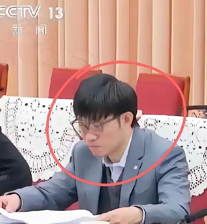 梁文锋迁移代码到昇腾很多人看到DeepSeek开始适配昇腾，觉得不就是换个芯片跑