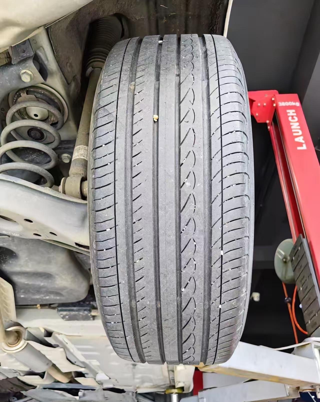 这是一只跑了7年的轮胎，我去维修店修车的时候，同一个店里面的两个师傅，说的话居然