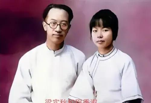 1974年，71岁的梁实秋和73岁的妻子程季淑在市场购物，走着走着，梁实秋的鞋带