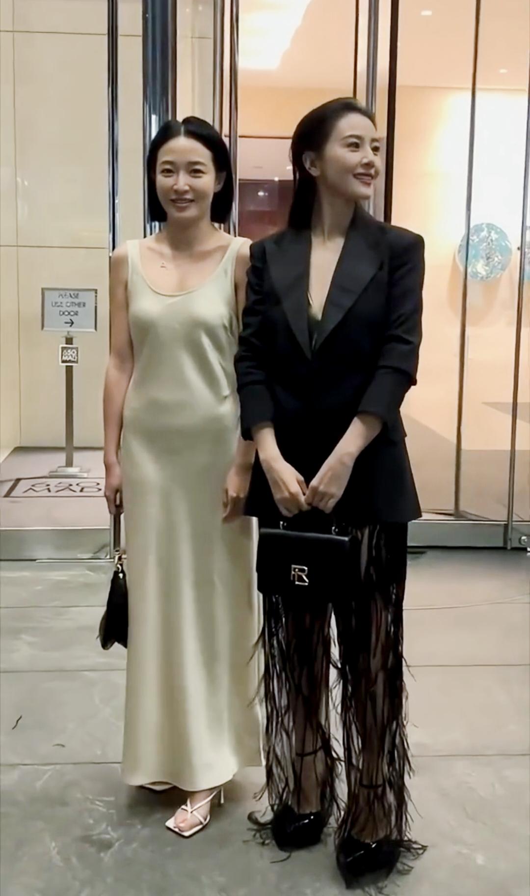 光芒四射啊！女神高圆圆都盖不住身边这位白色长裙美女的迷人气质，甚至都被抢镜了。有