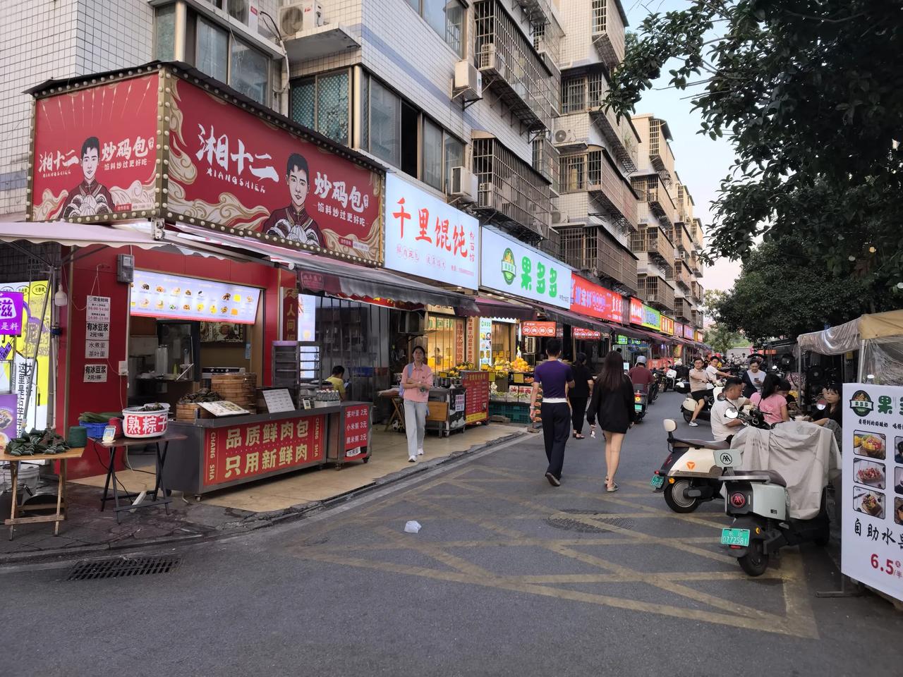 初到长沙，给我最深的直观感觉有两个：一是长沙小吃店特别多。不管是大街还是小巷，各