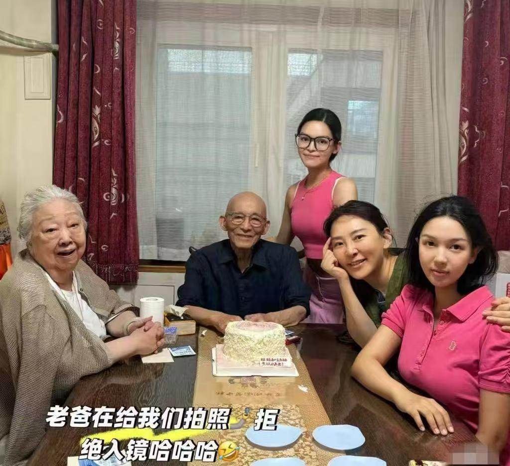 游本昌大孙女，悲痛发悼念文！大孙女晒出多张爷爷旧照，称爷爷是自己最好的老师和