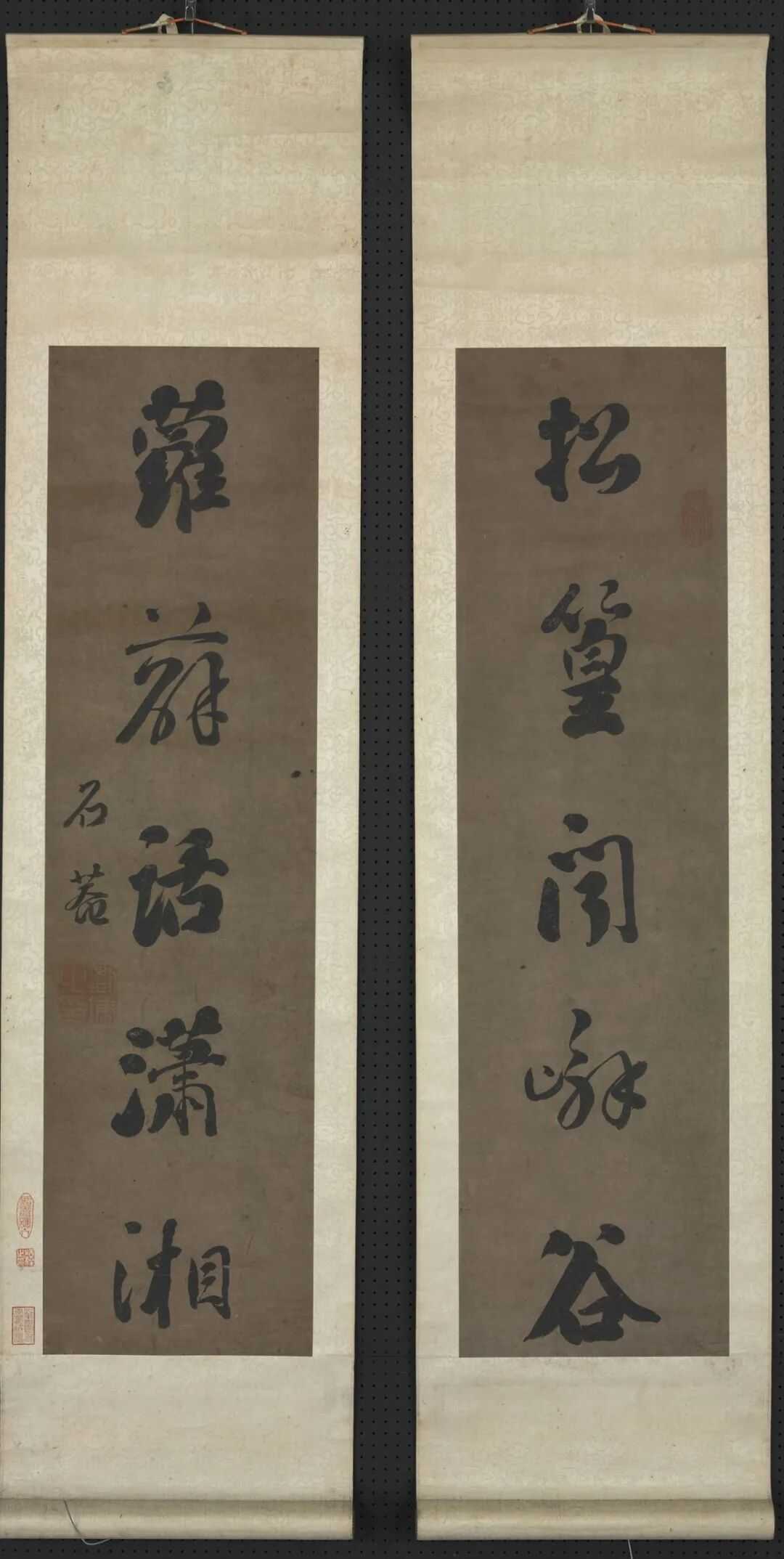 刘墉《松篁箩薜联》，纸本立轴84.2x22.6厘米，台北故宫博物院藏。释文