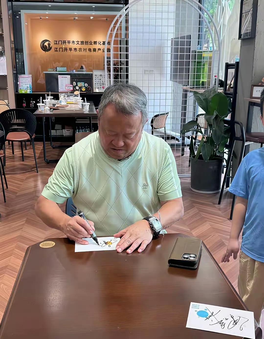 听说曾志伟手上那块表值一千多万呢！这钱啊，咱普通人辛苦一辈子可能都赚不到，他这手