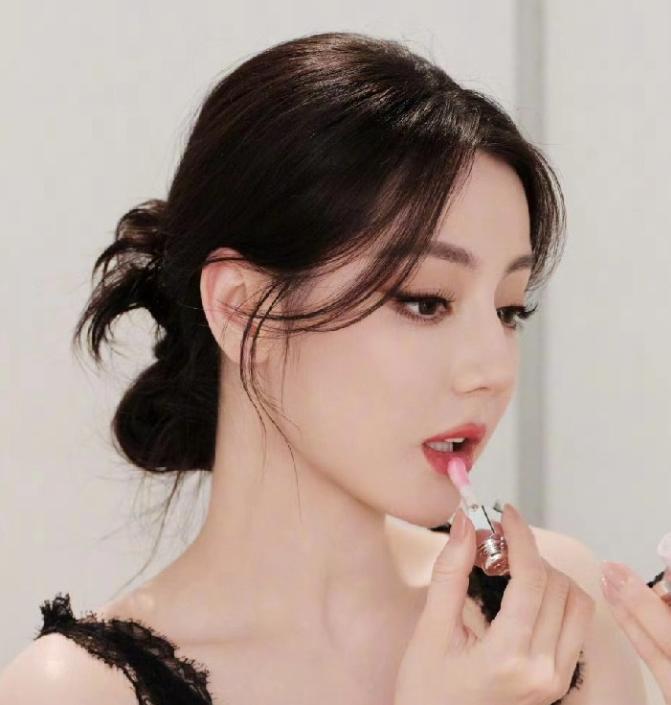 迪丽热巴冲上热搜这次她不用忍了传来了一个大好消息，除了传言郝阿三将成为她的经纪