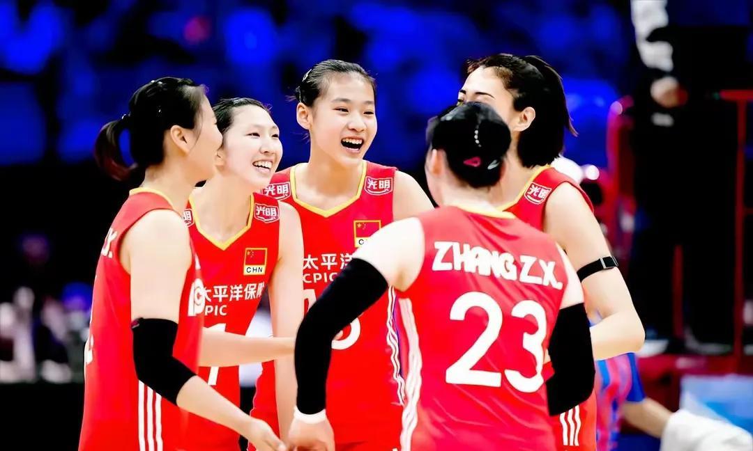 中国女排热身赛首发及替补预测：（1）小组赛中国1-3波兰，中国队首发：主攻：