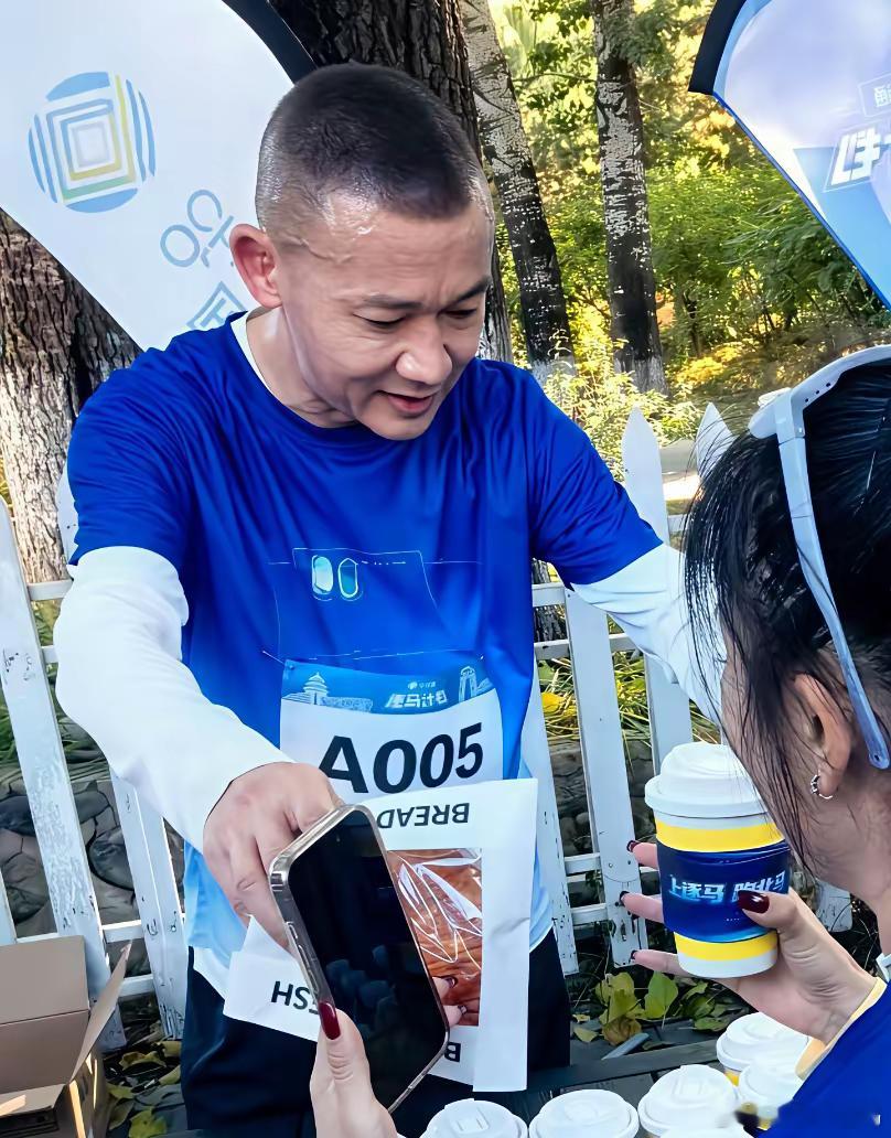 47岁聂远在北京参加马拉松赛跑，他留着寸头，身材瘦了好多，外表显得很苍老，看起来