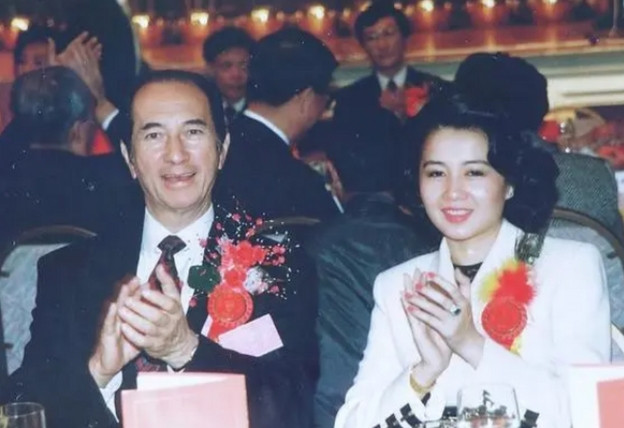 2020年的一次采访，鲁豫问四太梁安琪：“四个女人共享一个丈夫，你会不会很难受？