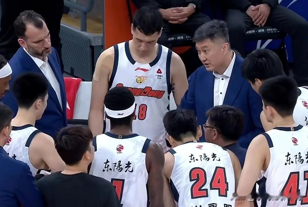 杜峰卸任以后，球队在阵容方面也有了调整，朱芳雨报价广厦全能锋线。有媒体爆料