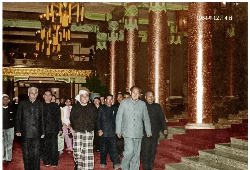 1954年12月4日的阳光里，毛主席正迈步向前，衣角带着风。周围的人眼神亮得很—