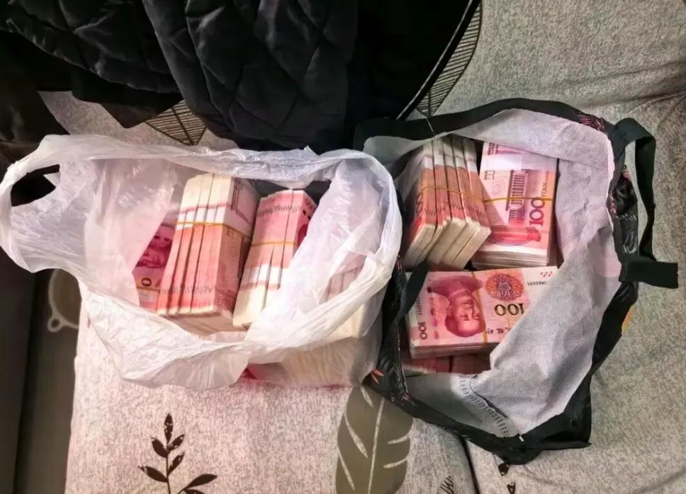 真是好险！长沙一女子差点亲手把65万现金送到骗子手上。“你是不是谈恋爱了？”民警