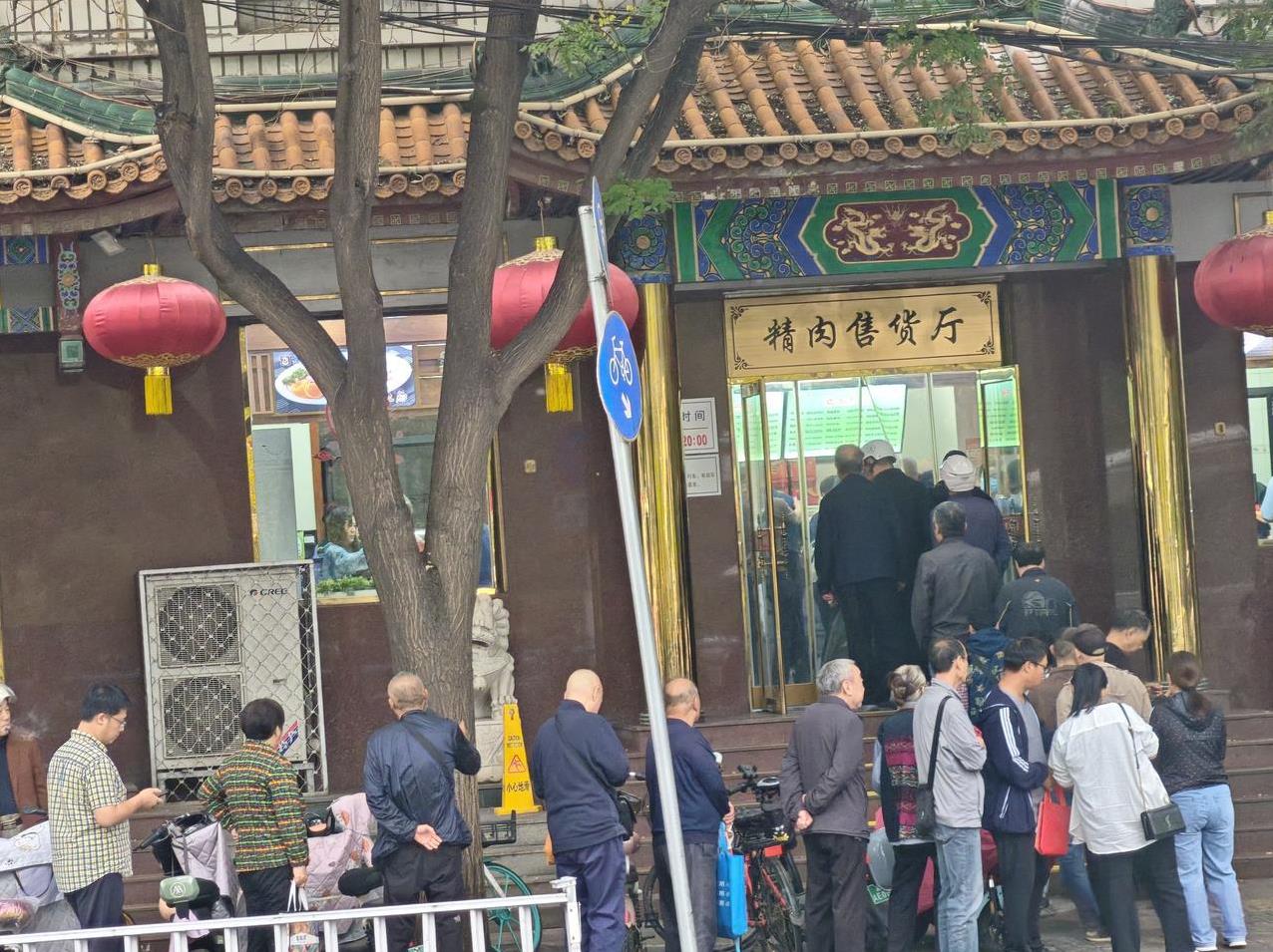 10月5日现在进行时，燕凤楼外卖口，排起了长龙。石家庄熟食市场就跟本地的北国超
