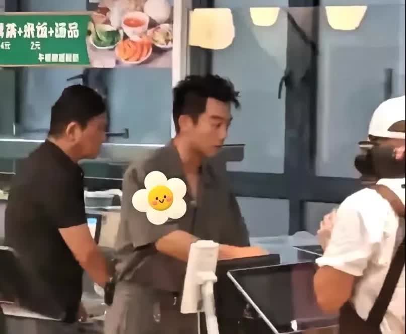 上海的社区食堂越办越好，连这些大明星都来吃了！近日，网友在普陀区曹杨的社