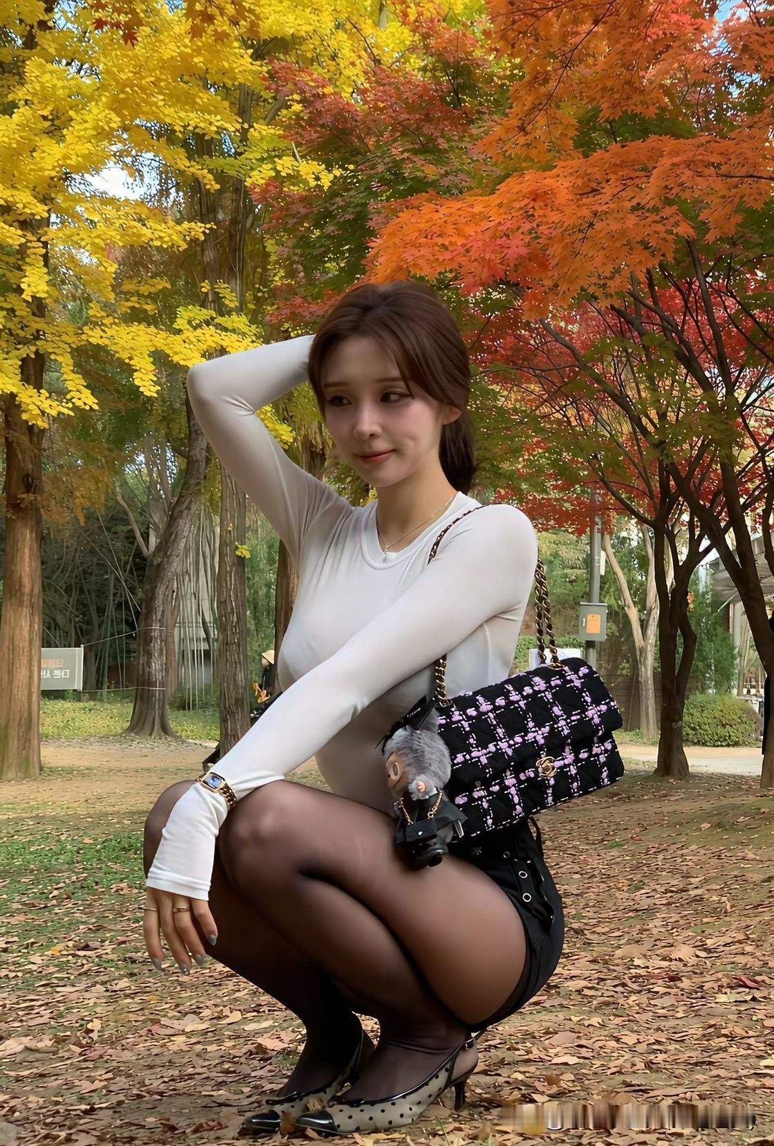 秋日暖阳下，“酒窝妹”在公园里与枫叶共舞，大家说这算“正脸杀”还是“背影杀”？？