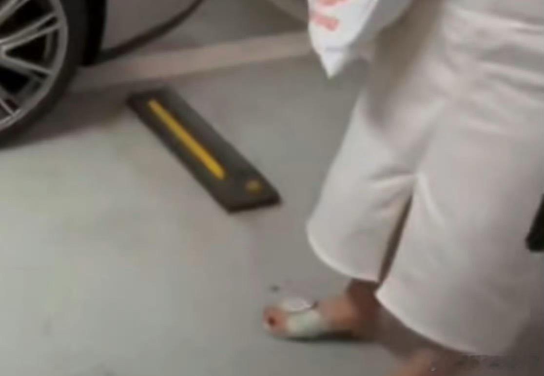 保时捷女车主停车一车占两位开豪车的都可以这么横，随便停车还让别人给道歉，还穿拖