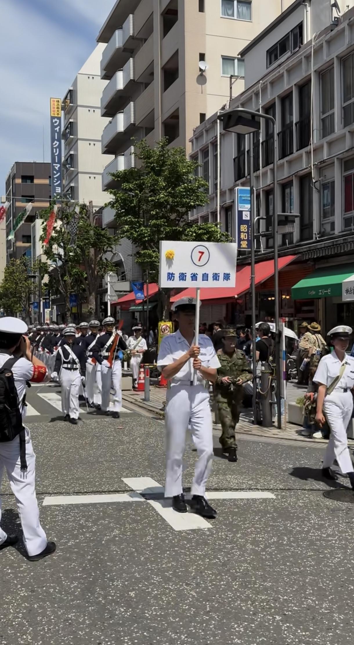 为调动人民战斗积极性，月本自卫队经常会在公开场合进行展示。日本军国主义垂而不死的