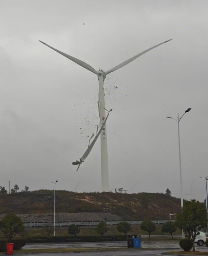 江西风机叶片断裂惊魂！百米“巨刃”坠落现场画面曝光