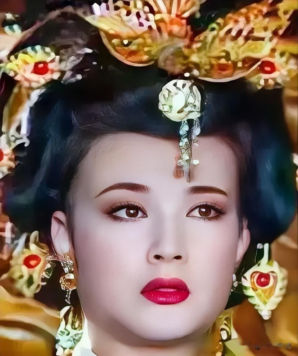 649年，李世民病危。太子李治一把搂住武则天道：“与其喊你为母，不如喊你为妻，”