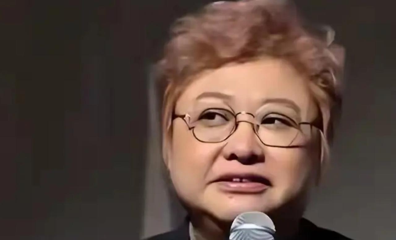 一分钱都没给？7月8日报道，知名记者杜恩湖抛出一则猛料，直接把韩红推上了风口浪尖