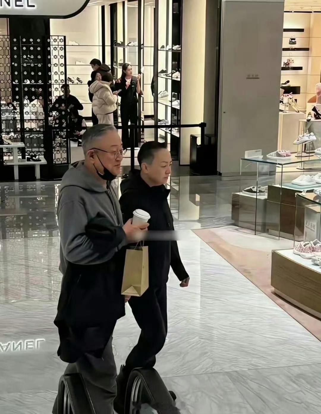 宋丹丹和富豪老公逛街，两人一个发型，有说有笑，感情真好不过宋丹丹皮肤是真好，两