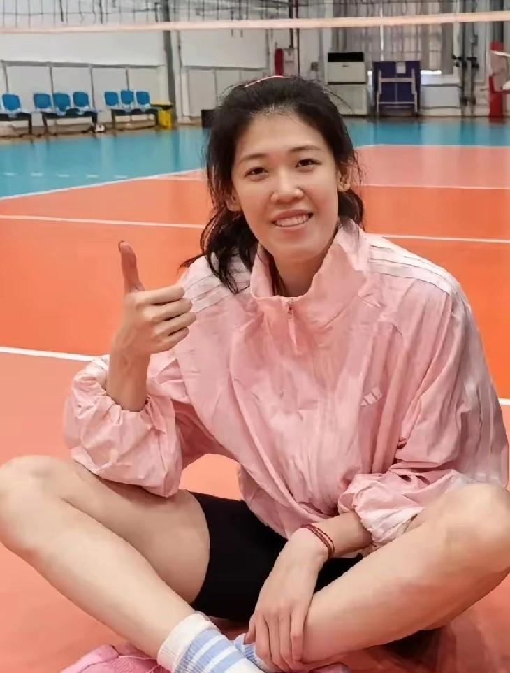 李盈莹没上场比赛，但她做了件让教练更安心的事。比赛最后一分落地，她盯着比分板，