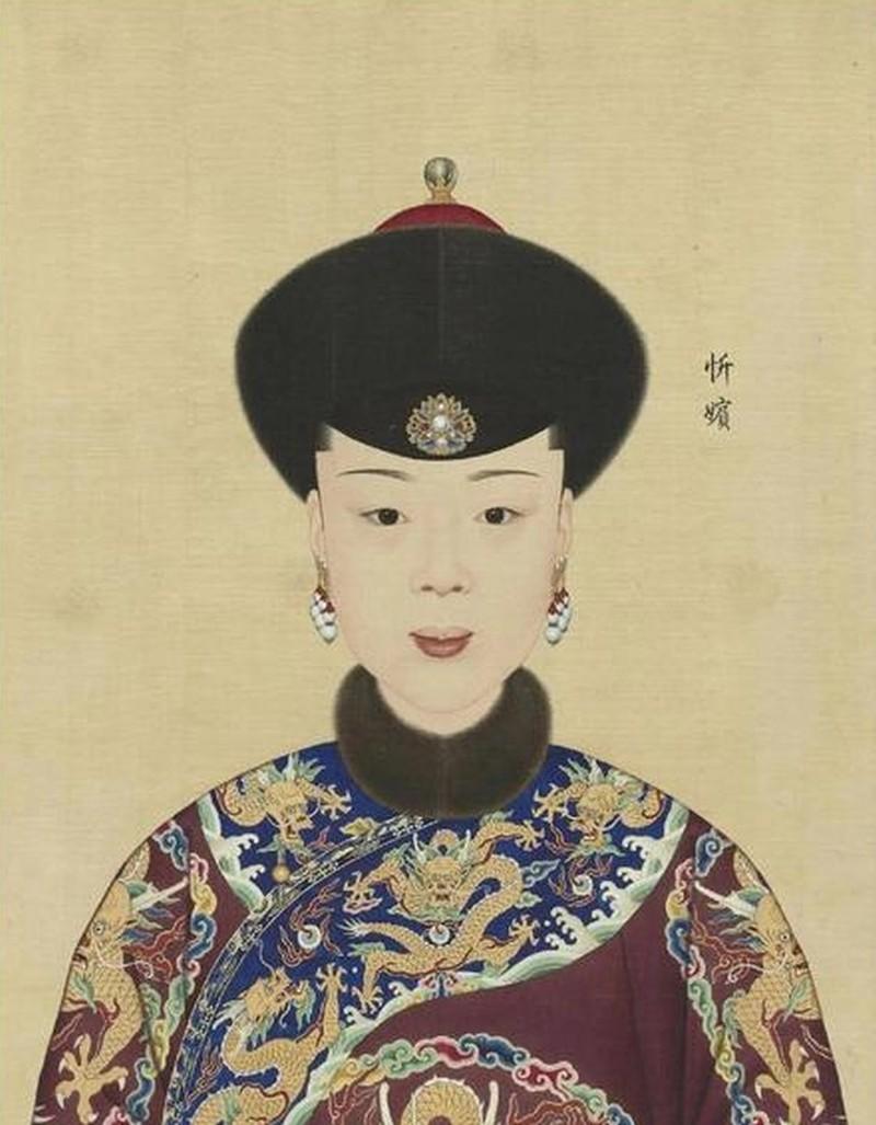 康熙只临幸了她一次，此后三十三年，连个名分都没给。紫禁城里有个不成文的规矩，