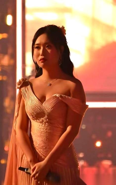 李雪琴瘦了。然后，整个世界突然就对她温柔了。我刷到那张图的时候，第一反应不是