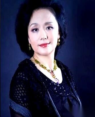 1979年，一个女演员在外面拍了半年戏，演的是潘金莲。她归心似箭，连夜从山东坐