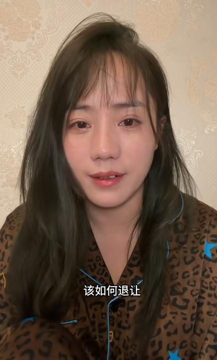 说来也是心酸，小妹在镜头前哭诉，自己想去学校看小成成，但是小二娃知道后让老师强制