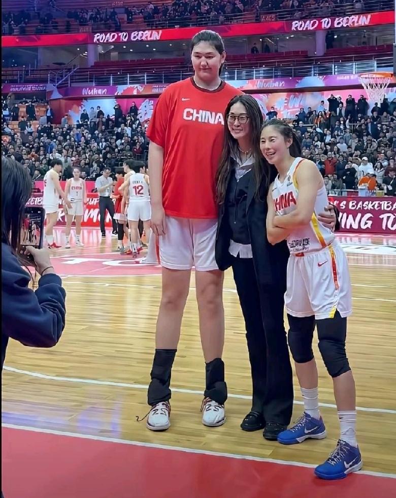 3位山东籍女篮运动员同框：小将张子宇瑶林玉树，细眉飞扬，双腿笔直；中间已退役的女