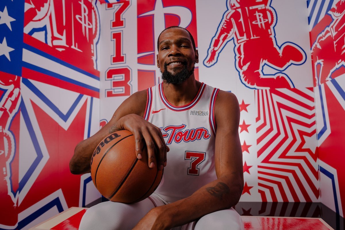 杜兰特在火箭队的第一个赛季-也是他NBA生涯的第18个赛季在37岁的年纪，他