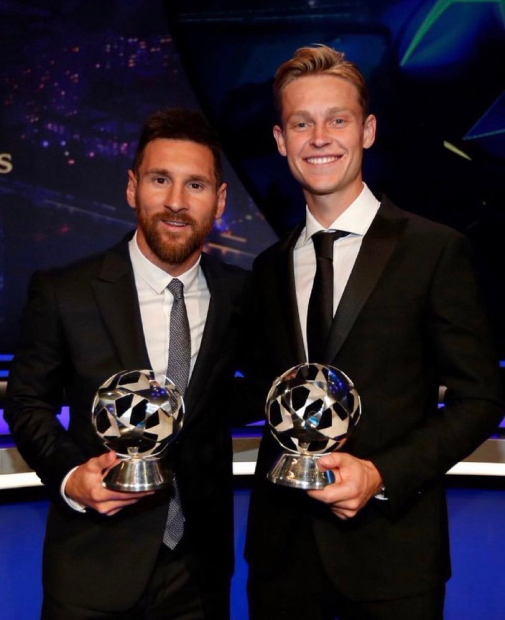 德容接受采访谈到梅西话题🎙️：“就我自己而言，我想我永远不会看到其他人达到莱昂