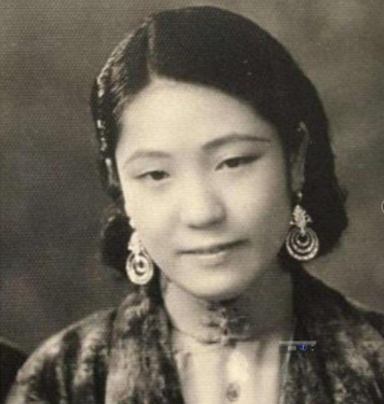1917年，莫秀英因不能生育被丈夫驱逐，为谋生不得不在花楼卖唱为生，没想到一个国