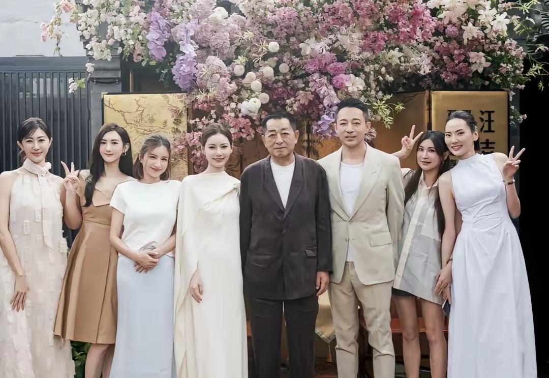 马筱梅汪小菲儿子百日宴现热闹非凡，汪小菲爸爸这次也亮相百日宴现场，三代同堂，颜值