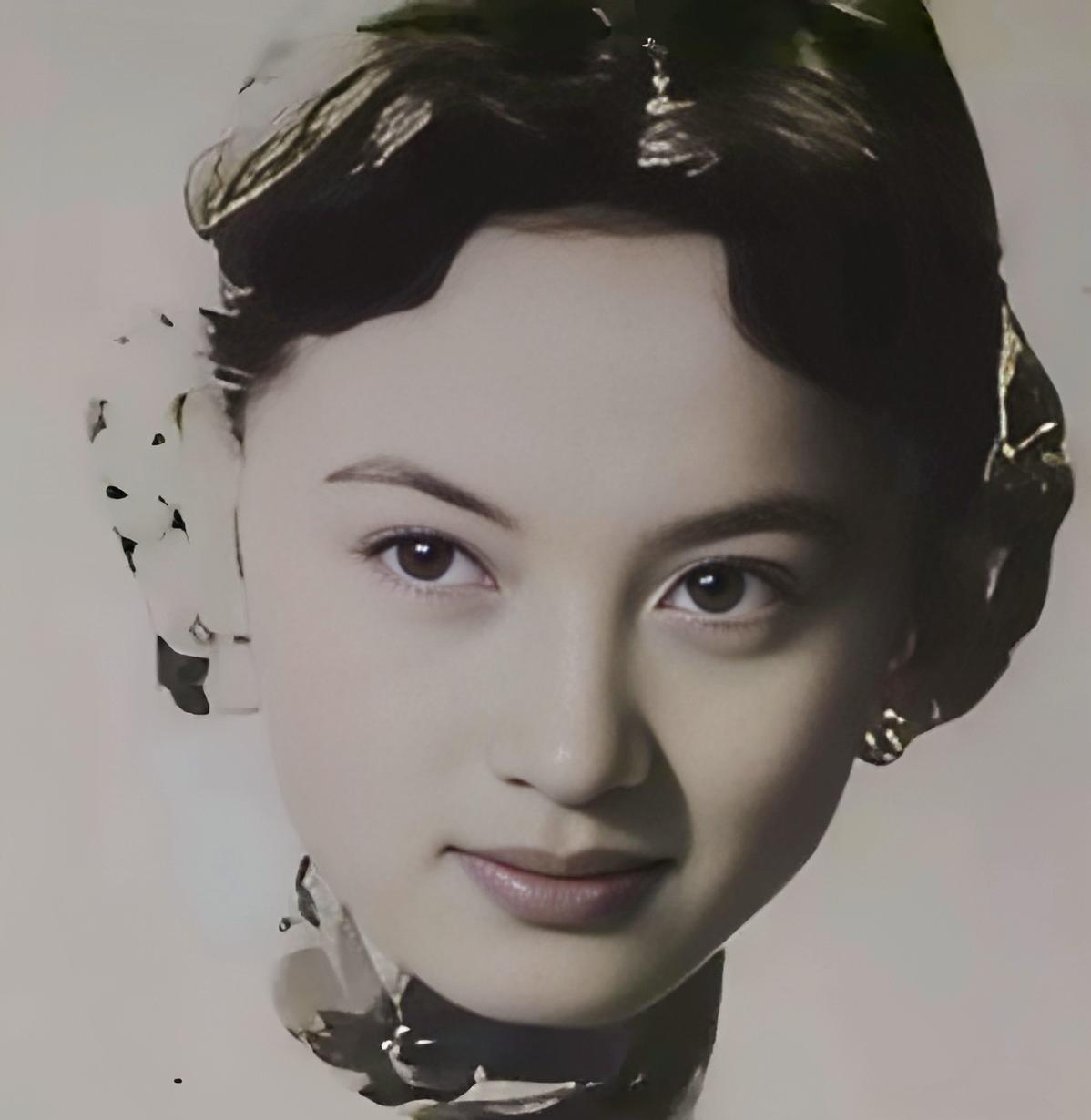 1918年，军阀唐继尧对部下貌美的妻子说：“我楼上有些古董，一起看看？”谁知刚上