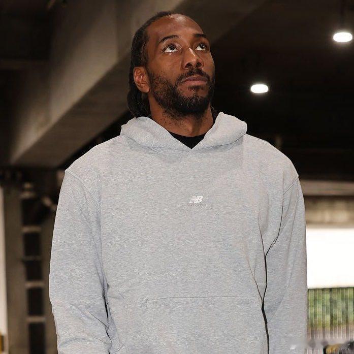 据ESPN记者拉莫娜消息，交易截止日前，金州勇士曾为科怀·伦纳德开出丰厚的选秀权