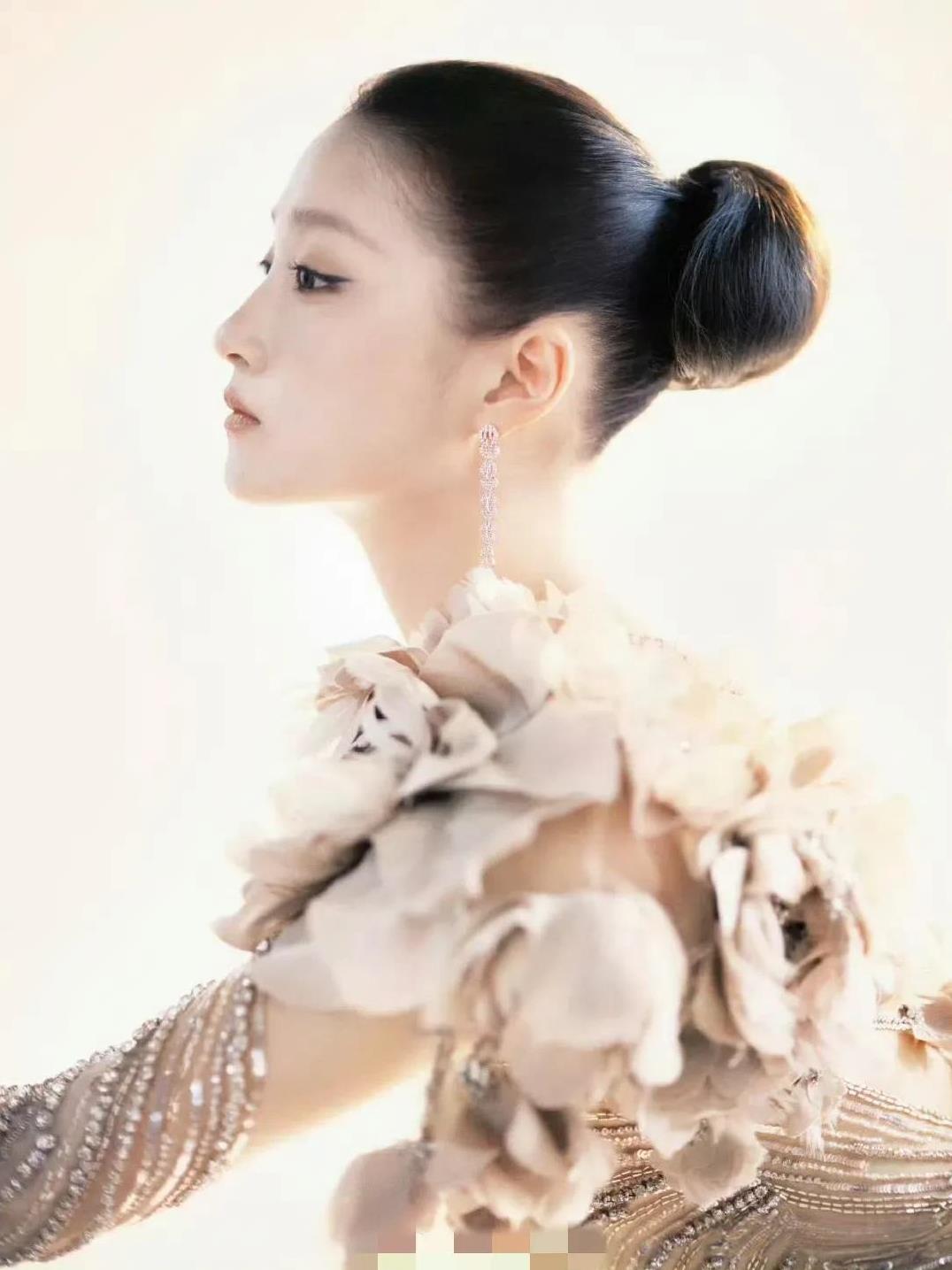 关晓彤白玉兰高定造型太绝啦！一袭ElieSaab2025春夏高定斜肩纱裙，裸