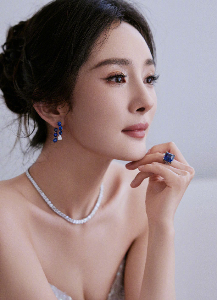 写真中杨幂身着一袭华贵的抹胸白纱裙