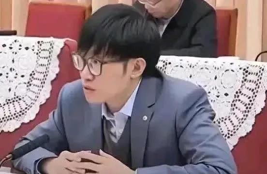 梁文锋又火了！捐款1.38亿回报家乡！梁文峰，一位堪称传奇的人物。从8万本金6